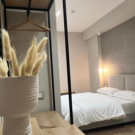 Enzo Rooms & Apartment Blloku Tirana Exterior photo