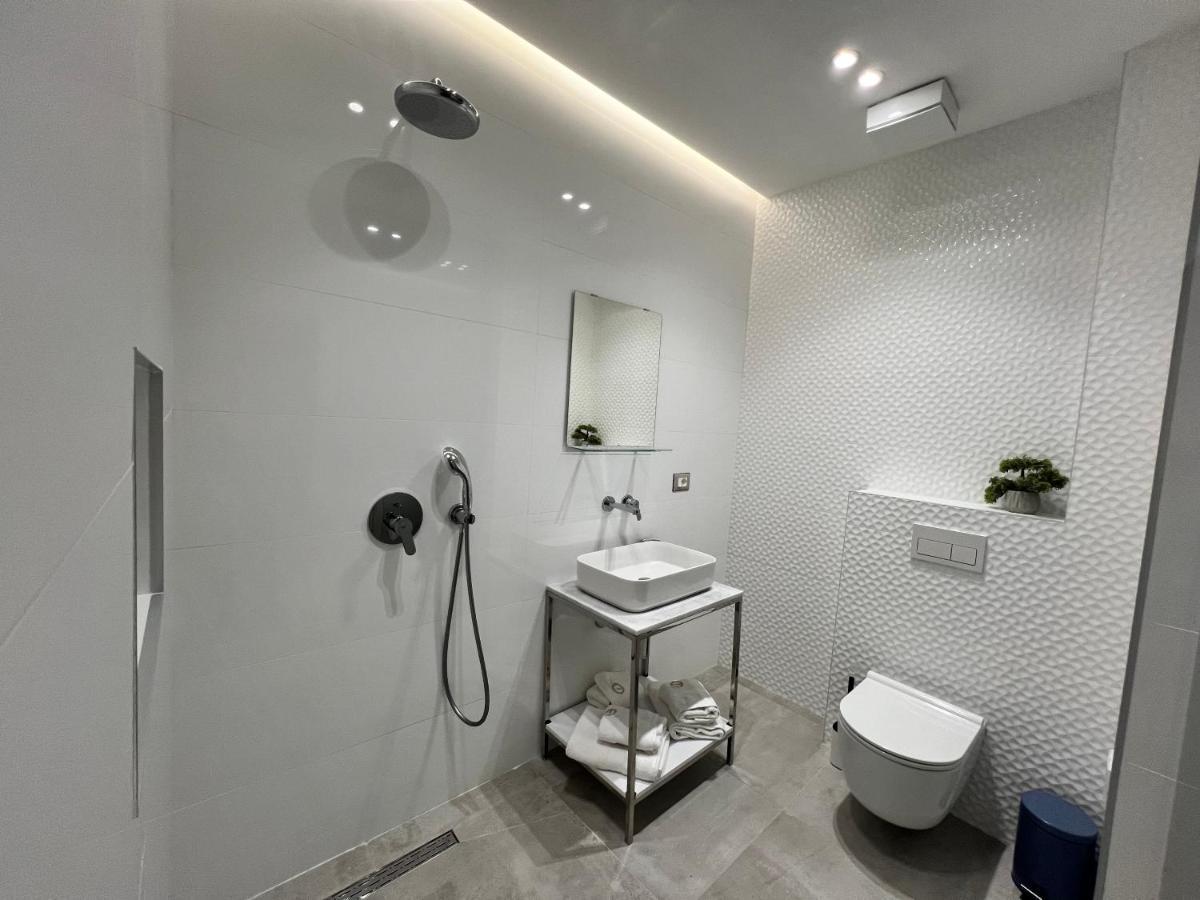 Enzo Rooms & Apartment Blloku Tirana Exterior photo