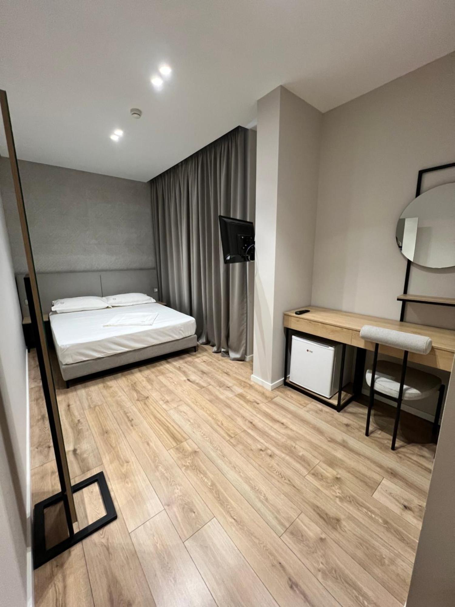 Enzo Rooms & Apartment Blloku Tirana Exterior photo