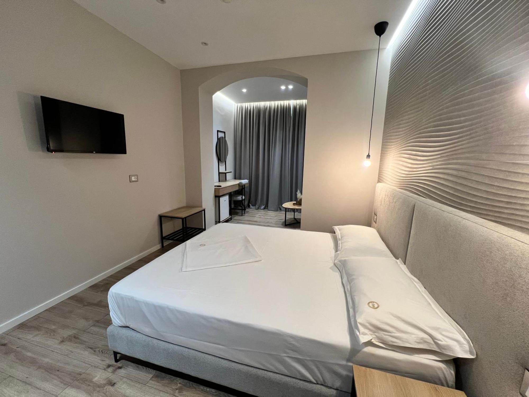 Enzo Rooms & Apartment Blloku Tirana Exterior photo